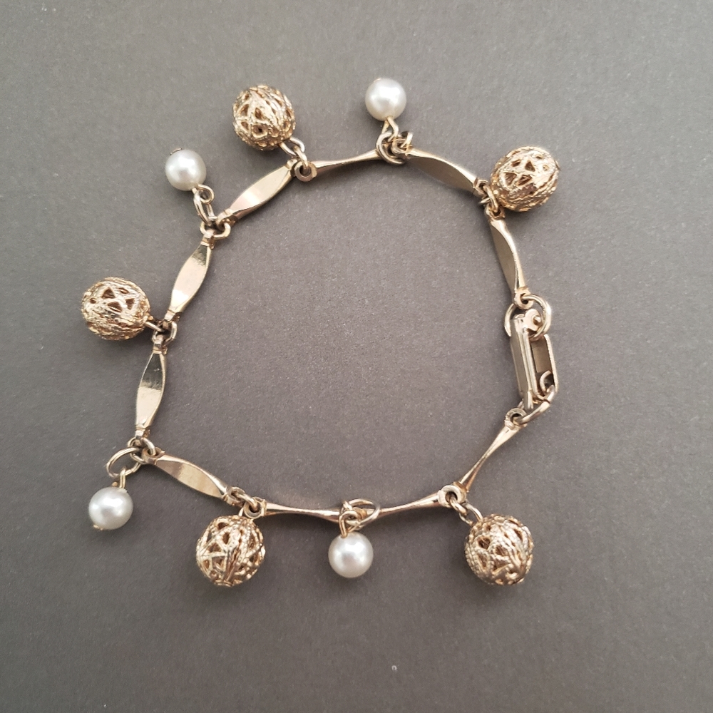 Beautiful Faux Pearl Gold Tone Bracelet